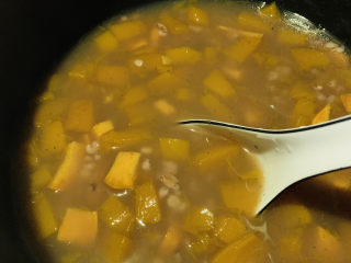 13、红薯南瓜粥,用勺子搅拌下