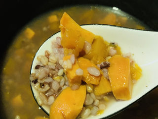 14、红薯南瓜粥,盛碗里