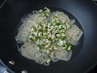 2、莲藕槐花薄饼,用沸水焯熟藕片，再下槐花稍焯1分钟