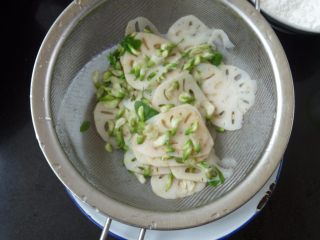 3、莲藕槐花薄饼,莲藕槐花晾去水份