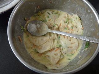 5、莲藕槐花薄饼,再放盐与胡椒粉拌好