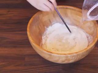 1、茴香盒子,把开水边倒入面粉边搅拌，直至变成絮状