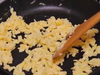 3、茴香盒子,热锅倒油，倒入蛋液翻炒，铲碎盛出