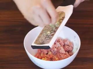 4、茴香盒子,把姜用擦板擦碎加入肉末中，倒入料酒、生抽、糖和白胡椒搅拌均匀