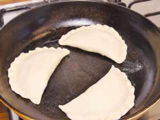 10、茴香盒子,热平底锅，倒油，放入盒子，中小火煎