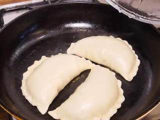 11、茴香盒子,煎至一面焦黄倒清水，盖上盖子中小火水煎3、4分钟