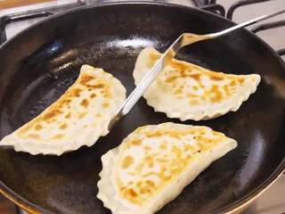 12、茴香盒子,翻面后再煎1、2分钟即可出锅