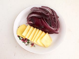 4、家常红烧牛腩面,把圆葱切成丝,鲜姜切成小片