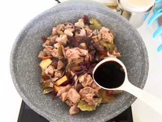 8、家常红烧牛腩面,加入生抽