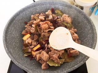 9、家常红烧牛腩面,加入白砂糖,翻炒均匀