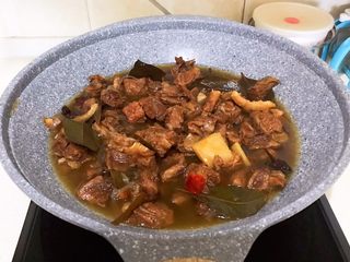 13、家常红烧牛腩面,红烧牛腩烧熟了备用