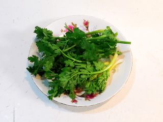 14、家常红烧牛腩面,香菜清洗干净备用