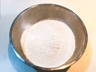 15、家常红烧牛腩面,300克高筋面粉放入盆里