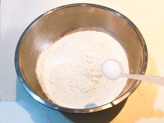 16、家常红烧牛腩面,加入3克精盐调匀