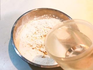 19、家常红烧牛腩面,再加入100ml温水和面,边倒边搅拌