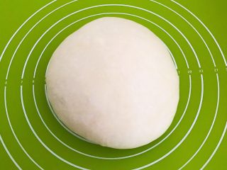 20、家常红烧牛腩面,揉成光滑的面团,盖上保鲜膜饧面15分钟