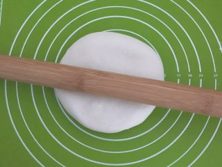 21、家常红烧牛腩面,开始擀面条