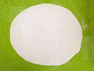 22、家常红烧牛腩面,把饧好的面擀成3㎜厚的面皮