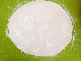 23、家常红烧牛腩面,在面皮上撒上一层面粉