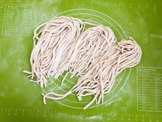 26、家常红烧牛腩面,把面条抖开即可