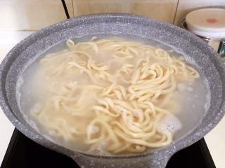 27、家常红烧牛腩面,锅里加入冷水,水烧开后加入面条