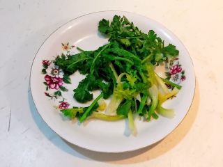 29、家常红烧牛腩面,把焯好的香菜捞出来