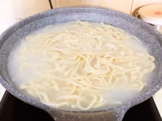 30、家常红烧牛腩面,面条煮4分钟左右就熟了