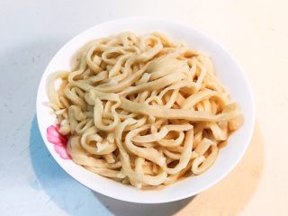 31、家常红烧牛腩面,把面条捞出来,放到碗里