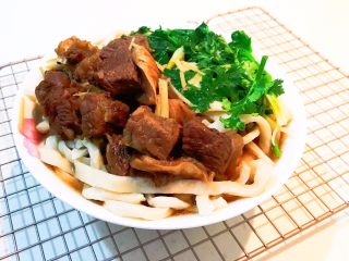 33、家常红烧牛腩面,把红烧牛腩盛到面条上面即可