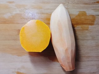 1、红薯南瓜粥,准备一个红薯和一块南瓜，去皮洗净备用