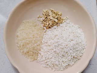 2、红薯南瓜粥,准备适量大米，糯米，燕麦
