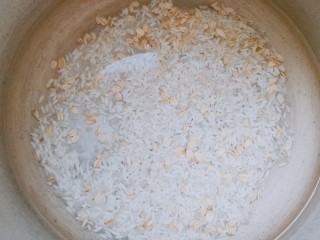 3、红薯南瓜粥,将食材淘洗干净，用清水泡半小时