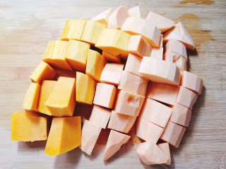 4、红薯南瓜粥,南瓜红薯切块，这里用高压锅煮可以切稍大块