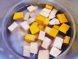 5、红薯南瓜粥,高压锅中加入准备好的食材，再加清水，比例是1：2