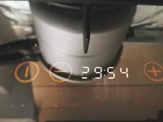 6、红薯南瓜粥,盖好高压锅盖，煮三十分钟