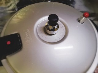 7、红薯南瓜粥,大火煮开，高压锅上气关小火焖煮至半小时后