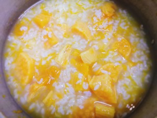 8、红薯南瓜粥,时间到关火，待高压锅里气压完全排除，开盖即可