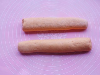 8、胡萝卜红枣点心,将面团搓成长条。