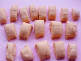 9、胡萝卜红枣点心,分成大小相等的小剂子。