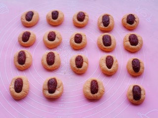 12、胡萝卜红枣点心,每个小剂子搓长一点，弄一个小坑放上枣片，按紧。
