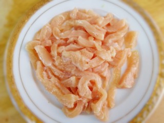 6、香菇滑鸡粥,鸡胸肉顺着肉的纹理切条,清水洗净。