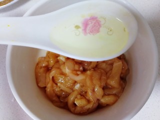 9、香菇滑鸡粥,半汤匙玉米油,搅拌均匀。