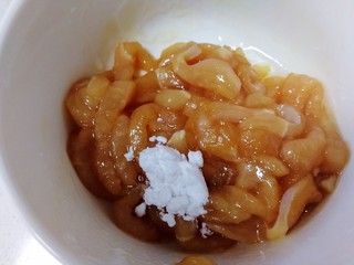 10、香菇滑鸡粥,放半小勺生粉,让鸡胸肉更嫩滑。