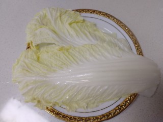 12、香菇滑鸡粥,白菜芯洗净。