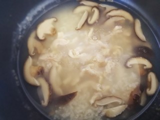 15、香菇滑鸡粥,筷子把肉划散。
