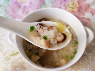 17、香菇滑鸡粥,盛出洒上适量的葱花,口感嫩滑,味道鲜香。