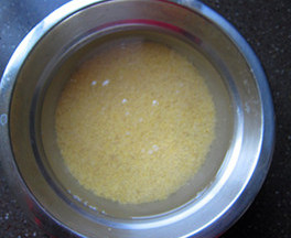 1、桂圆红枣小米糊,小米洗净，清水浸泡2小时以上