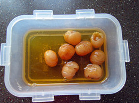 2、桂圆红枣小米糊,桂圆肉洗净，清水泡透