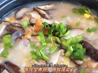 14、香菇滑鸡粥,加入菠菜丁