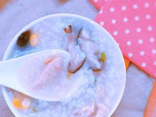 16、香菇滑鸡粥,出锅摆盘